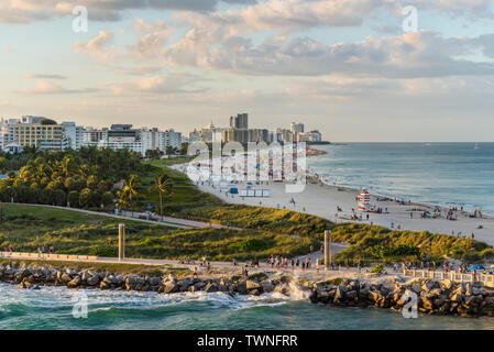 Miami, FL, Vereinigte Staaten - 20 April, 2019: Miami South Beach, die Aussicht von Port Eintrag Kanal auf den Sonnenuntergang in Miami, Florida, Vereinigte Staaten von Amerika. Stockfoto