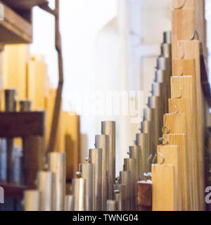 Tastatur wind Musikinstrument. Holz- Musical Orgel. Metallteile der Karosserie. Stockfoto