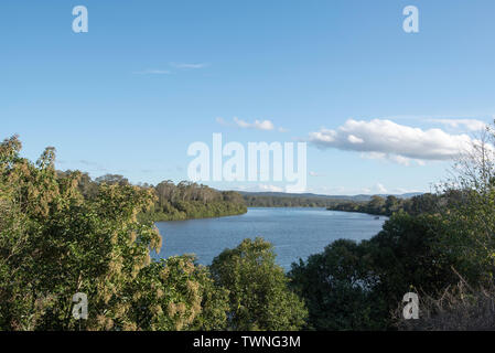 Blick nach Süden entlang der Manning River bei Taree vom Riverside St Johns anglikanische Kirche, in der Mitte der Nordküste von New South Wales, Australien Stockfoto