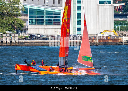 New York, USA, 21. Juni 2019. Team China SailGP F50 Katamaran Rennen in den Hudson River bei Tag eine der SailGP Ereignis in New York City. Credit: Enrique Ufer/Alamy leben Nachrichten Stockfoto