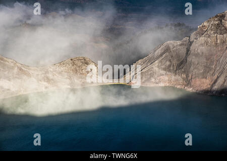 Türkis See in aktiven Krater Vulkan mit Rauch in Morgen Stockfoto