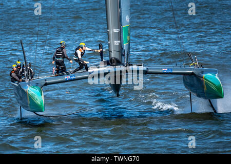New York, USA, 21. Juni 2019. Team Australien SailGP F50 Katamaran Rennen in den Hudson River bei Tag eine der SailGP Ereignis in New York City. Credit: Enrique Ufer/Alamy leben Nachrichten Stockfoto