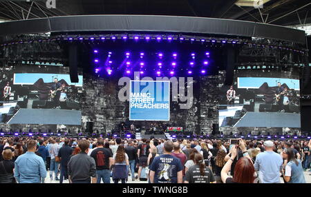 London, Großbritannien. Juni, 2019 21. Manic Street Prediger durchführen auf der Bühne, die Unterstützung von Bon Jovi während ihrer "Dieses Haus steht nicht zum Verkauf"-Tour im Wembley Stadium Credit: SOPA Images Limited/Alamy leben Nachrichten Stockfoto