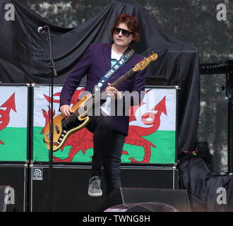 London, Großbritannien. Juni, 2019 21. Gitarrist Nicky Wire von Manic Street Prediger führt auf der Bühne, die Unterstützung von Bon Jovi während ihrer "Dieses Haus steht nicht zum Verkauf"-Tour im Wembley Stadion. Credit: SOPA Images Limited/Alamy leben Nachrichten Stockfoto