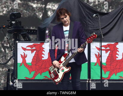 London, Großbritannien. Juni, 2019 21. Gitarrist Nicky Wire von Manic Street Prediger führt auf der Bühne, die Unterstützung von Bon Jovi während ihrer "Dieses Haus steht nicht zum Verkauf"-Tour im Wembley Stadion. Credit: SOPA Images Limited/Alamy leben Nachrichten Stockfoto