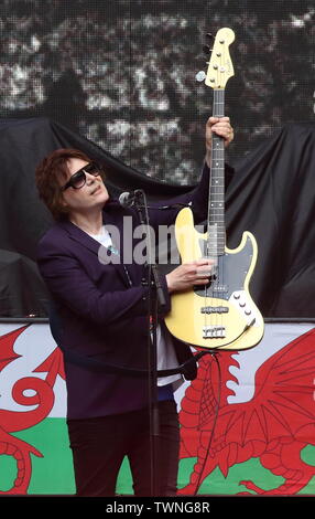 London, Großbritannien. Juni, 2019 21. Gitarrist Nicky Wire von Manic Street Prediger führt auf der Bühne, die Unterstützung von Bon Jovi während ihrer "Dieses Haus steht nicht zum Verkauf"-Tour im Wembley Stadion. Credit: SOPA Images Limited/Alamy leben Nachrichten Stockfoto