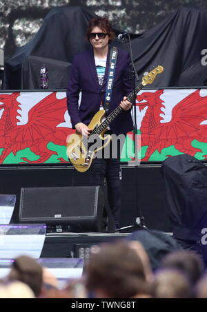 London, Großbritannien. Juni, 2019 21. Gitarrist Nicky Wire von Manic Street Prediger führt auf der Bühne, die Unterstützung von Bon Jovi während ihrer "Dieses Haus steht nicht zum Verkauf"-Tour im Wembley Stadion. Credit: SOPA Images Limited/Alamy leben Nachrichten Stockfoto