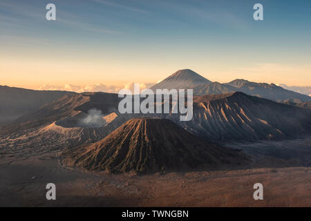 Montieren Sie einen aktiven Vulkan, Kawah Gunung Bromo, Batok bei Sonnenaufgang. Bromo Tengger Semeru National Park, Ost Java, Indonesien Stockfoto