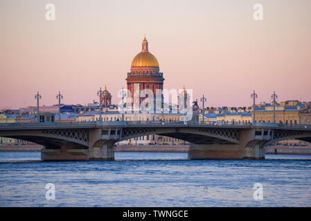 Kuppel der St. Isaac Kathedrale über Verkündigung Brücke im Mai Twilight. St. Petersburg, Russland Stockfoto