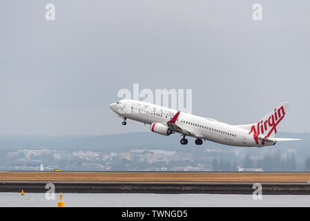 Boeing 737-8 FE, Jungfrau Australien weg vom Flughafen Sydney. Stockfoto