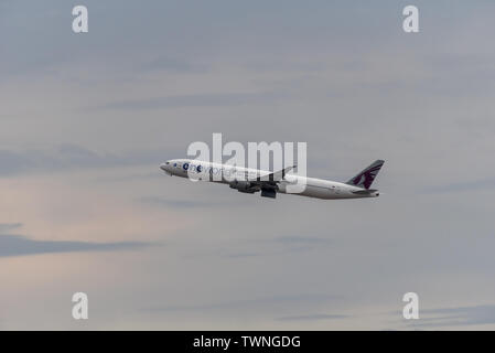 Qatar Airways (Oneworld Livery) Boeing 777-3 DZ (ER) fliegen von Sydney 06/02/2019 Stockfoto