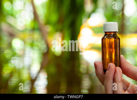 Natürliche Medikamente - Platz für Text. Bio Bio alternative Medizin Flasche. Stockfoto