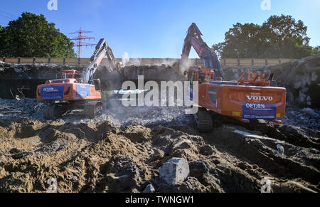 Hamburg, Deutschland. 22. Juni, 2019. Mit schwerem Gerät der B5 Brücke an der Bergedorfer Straße abgerissen ist. Eine komplette Schließung des A1 in der Nähe von hamburg-billstedt Aufgrund der brückenabriss ist wahrscheinlich zu schweren Verkehrsbehinderungen zu führen. Quelle: Axel Heimken/dpa/Alamy leben Nachrichten Stockfoto