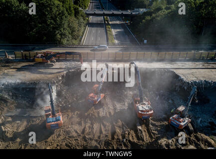 Hamburg, Deutschland. 22. Juni, 2019. Mit schwerem Gerät der B5 Brücke an der Bergedorfer Straße abgerissen ist. Eine komplette Schließung des A1 in der Nähe von hamburg-billstedt Aufgrund der brückenabriss ist wahrscheinlich zu schweren Verkehrsbehinderungen zu führen. Quelle: Axel Heimken/dpa/Alamy leben Nachrichten Stockfoto