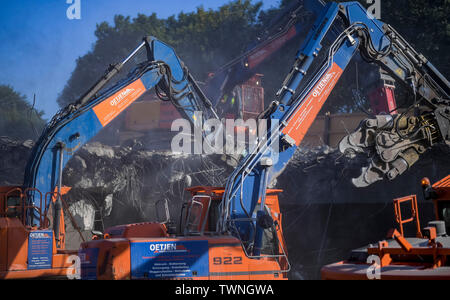 Hamburg, Deutschland. 22. Juni, 2019. Mit schwerem Gerät der B5 Brücke an der Bergedorfer Straße abgerissen ist. Eine komplette Schließung des A1 in der Nähe von hamburg-billstedt Aufgrund der brückenabriss ist wahrscheinlich zu schweren Verkehrsbehinderungen zu führen. Quelle: Axel Heimken/dpa/Alamy leben Nachrichten Stockfoto