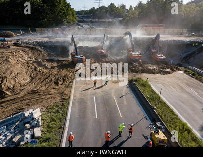 Hamburg, Deutschland. 22. Juni, 2019. Mit schwerem Gerät der B5 Brücke an der Bergedorfer Straße abgerissen ist. Eine komplette Schließung des A1 in der Nähe von hamburg-billstedt Aufgrund der brückenabriss ist wahrscheinlich zu schweren Verkehrsbehinderungen zu führen. Quelle: Axel Heimken/dpa/Alamy leben Nachrichten Stockfoto