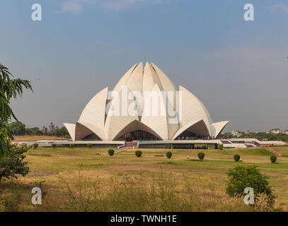 New Delhi, Indien - eines der bekanntesten Gebäude in Delhi, das Lotus Tempel ist ein Ort der Anbetung, wo jeder sammeln können, lesen und Anbetung Stockfoto