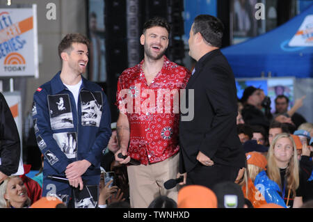 New York City, USA. Juni, 2019 21. Die Chainsmokers auf der Bühne mit Carson Daly, während der Chainsmokers Performance der NBC Today Show Citi Konzertreihe mit Bebe Rexha, Bulow und Ty Dolla $ ign als besondere Gäste in New York City. Credit: SOPA Images Limited/Alamy leben Nachrichten Stockfoto