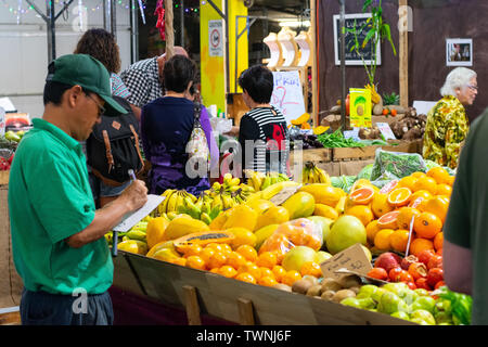 Anstrengenden Tag Rusty's Bauernmarkt in der Innenstadt von Cairns, Queensland, Australien Stockfoto