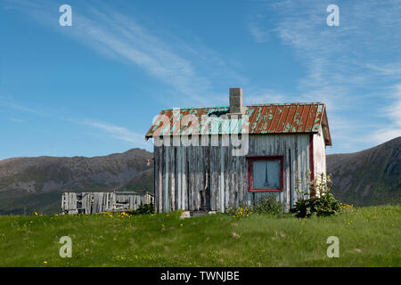 Eine alte Hütte in der Nähe der Straße am Daube, Andoya, Vesteralen, Norwegen Stockfoto