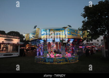 Newcastle upon Tyne, Großbritannien. 21 Jun, 2019. Öffnung Nacht am Hoppings Kirmes auf dem Moor. Credit: DavidWhinham/Alamy Stockfoto