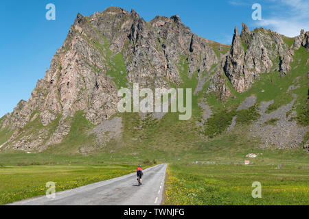 Weibliche Radfahrer reiten von Bleik zu Andenes, Vesteralen, Andoya, Norwegen. Stockfoto