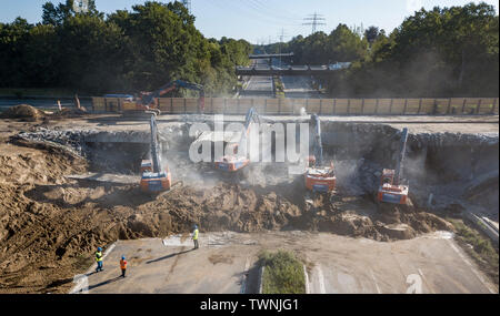 Hamburg, Deutschland. 22. Juni, 2019. Mit schwerem Gerät der B5 Brücke an der Bergedorfer Straße abgerissen ist. Eine komplette Schließung des A1 in der Nähe von hamburg-billstedt Aufgrund der brückenabriss ist wahrscheinlich zu schweren Verkehrsbehinderungen zu führen. Quelle: Axel Heimken/dpa/Alamy leben Nachrichten Stockfoto