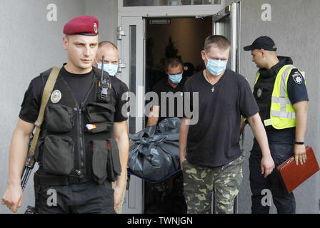 Juni 19, 2019, Kiew, Ukraine: ukrainischen Polizisten tragen die Körper der Ukrainischen Gesetzgeber DMYTRO TYMCHUK in Kiew, Ukraine. Ukrainische Gesetzgeber Dmytro Tymchuk kann sich versehentlich aus seiner Pistole erschossen zu haben, während Sie versuchen, es zu reinigen, wie lokale Medien berichteten. Credit: Serg Glovny/ZUMA Draht/Alamy leben Nachrichten Stockfoto
