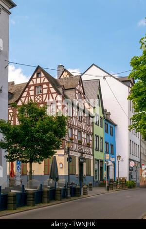 KOBLENZ - Deutschland - Juni 11, 2019: typische Fachwerkhäuser auf einer Straße im Zentrum der Stadt Stockfoto