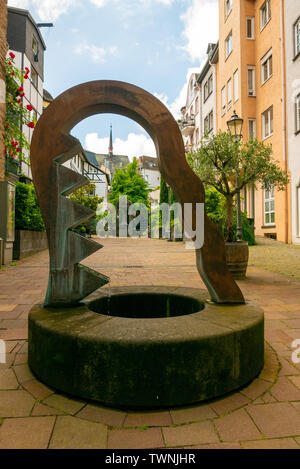 KOBLENZ - Deutschland - Juni 11, 2019: Brunnenhof Konigspfalz, typische Nachbarschaft Innenhof mit seinen eigenen Brunnen Stockfoto