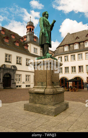 KOBLENZ - Deutschland - Juni 11, 2019: Diese bronzestatue Jesuitenplatz stellt Johannes Müller, ein Eingeborener von Koblenz, der eine gut bekannte physiolog Stockfoto