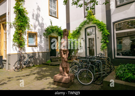 KOBLENZ - DEUTSCHLAND - 11. JUNI 2019: Diese Statue für Annemarie Stein (Spitznamen "pfefferminze"), einem bekannten Bürger der Stadt Koblenz, ist am Etzega entfernt Stockfoto