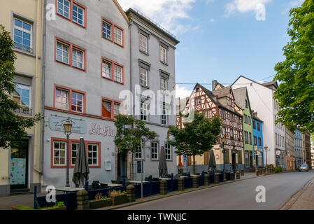 KOBLENZ - Deutschland - Juni 11, 2019: typische Fachwerkhäuser auf einer Straße im Zentrum der Stadt Stockfoto