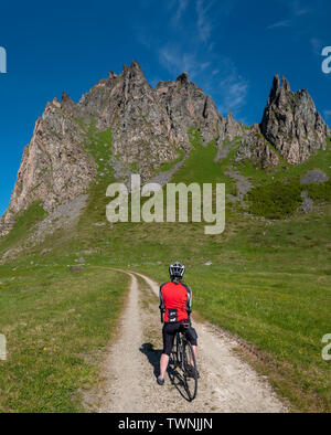 Weibliche Radfahrer reiten von Bleik zu Andenes, Vesteralen, Andoya, Norwegen. Stockfoto