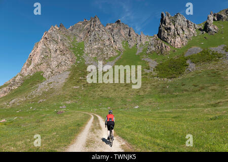 Weibliche Radfahrer reiten von Bleik zu Andenes, Vesteralen, Andoya, Norwegen. Stockfoto