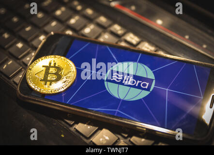 Facebook cryptocurrency der Waage Bild auf ein Smartphone mit einer bitcoin vor Bild der Waage Sydney Australien 20/06/2019 Stockfoto