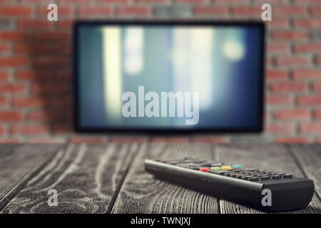 TV-Fernbedienung und TV auf dem Tisch close-up Stockfoto