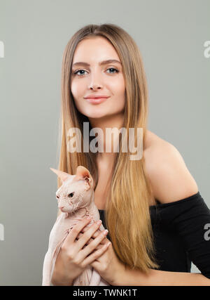 Schöne Frau mit Katze Pet Stockfoto