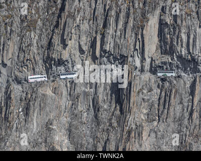 Jammu und Kaschmir, Indien - laufen entlang der majestätischen Berge und klarer Himmel, der Straße von Srinagar und Leh ist eine der schönsten des Himalaya Stockfoto