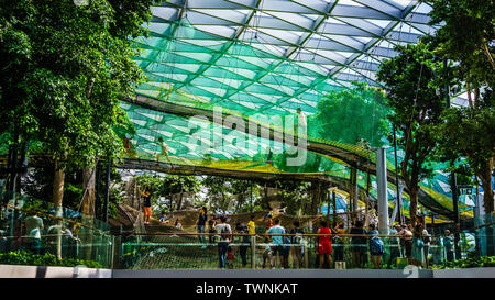 Singapur - May 11, 2019: Manulife Sky Netze - zu Fuß. Jewel Changi Airport ist eine gemischte Entwicklung am Flughafen Changi in Singapur, im April geöffnet Stockfoto