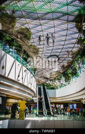 Singapur - May 11, 2019: Manulife Sky Netze - zu Fuß. Jewel Changi Airport ist eine gemischte Entwicklung am Flughafen Changi in Singapur, im April geöffnet Stockfoto