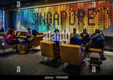 Singapur - Juni 12, 2019: Starbucks in Juwel. Jewel Changi Airport ist eine gemischte Entwicklung am Flughafen Changi in Singapur, im April 2019 eröffnet. Stockfoto