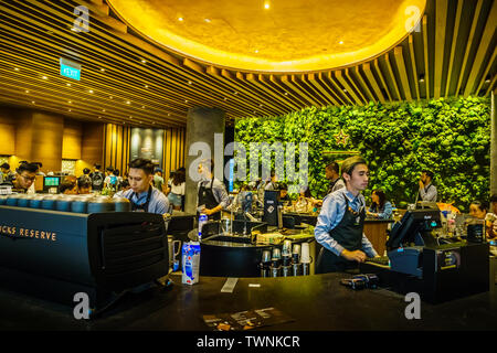 Singapur - Juni 12, 2019: Starbucks in Juwel. Jewel Changi Airport ist eine gemischte Entwicklung am Flughafen Changi in Singapur, im April 2019 eröffnet. Stockfoto