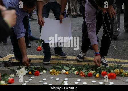 London, Großbritannien. Juni 2019. Einige von denen, die zum Gedenken an Mursi an einem Protest vor der ägyptischen Botschaft in London teilnahmen, legten Blumen auf den Bürgersteig. Kredit: Joe Kuis / Alamy Nachrichten Stockfoto