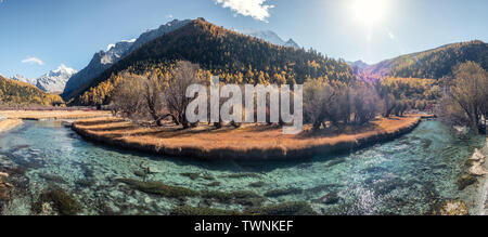 Panorama der Xiaoduo heiligen Berg mit Chonggu Tempel mit Emerald River im Herbst Wald. Yading Naturschutzgebiet Stockfoto