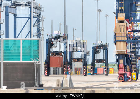 Straddle Carrier Abholung Container in Port Botany Stockfoto