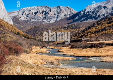 Heiligen tibetischen Berg mit goldenen Wiese und den Fluss im Herbst Stockfoto