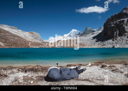 Junge Frauen schlafen und entspannen auf Milch See in peak Tal bei Yading Naturschutzgebiet Stockfoto
