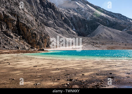 Milch See mit Rocky Mountain Range im Herbst auf Peak. Yading Naturschutzgebiet Stockfoto