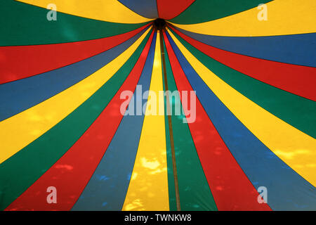 Blick in die Spitze einer bunt gestreiften Zirkuszelt, festival Event Konzept Stockfoto